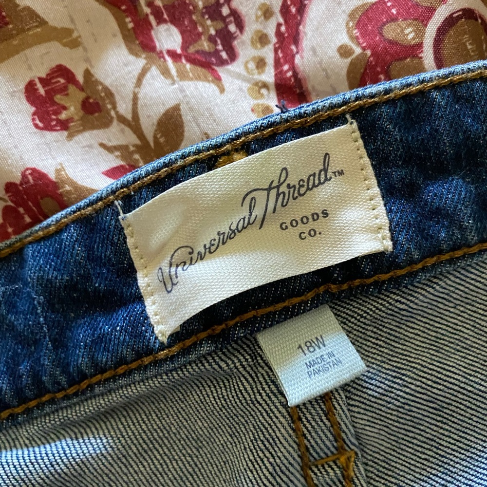 Universal Thread Distressed Jeans size 18w - Picture 2 of 3